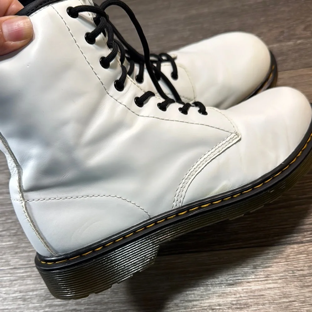Dr Martens  White Leather Lace-Up Boots woman’s size 7 (s36)